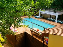 DnE VILLA- DISNEY-PARIS - HOLIDAYS HOUSE - MAISON DE VACANCES - PISCINE - POOL- 6 CHAMBRES- 6 SDB - 6 BEDROOMS - 6 BATHROOMS, hotel in Gournay-sur-Marne