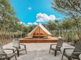 Off Grid Glamping Tent close to Haleiwa Town, camping de luxo em Honolulu