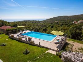 Elegant 4-Bedroom Villa with Private Pool and Amazing Sea Views, hotel Skitačában