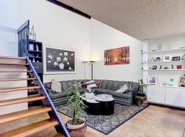 Spacious 3BR Home with Pool Access, hotel in Fountainbleau