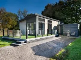 Silverdale Lodge, HotTub, Wi-FI, Quiet & Sleeps 4