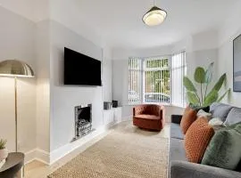 Balfour House - Air Host & Stay - Sleeps 8, free parking