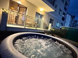 Garden Jacuzzi Apartment by Evan Apartments, hotel in Şelimbăr