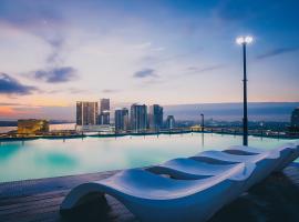 Hotel Serviced Condo Unique Infinity Pool with Mekong River View, logement avec cuisine &agrave; Phnom Penh