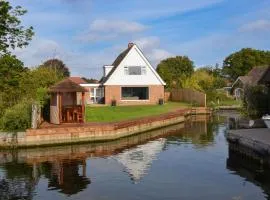 Coots - beautiful property in the heart of Wroxham sits on the waterside