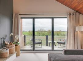 Two bedroom house with far-reaching country views, hotel in Sheering