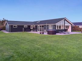 Stunning Home In Tarm With Lake View, hôtel de luxe à Tarm