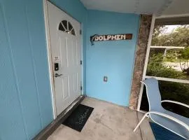 Dolphin Updated Cottage On River - 1 Mile to Beach Kitchen Washer Dryer