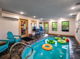 Luxury Cabin with Indoor Pool in the Smoky Mountains, hotel in Sevierville