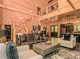 Luxury Cabin with Hot Tub, Game Room and Movie Theater, hotel in Sevierville