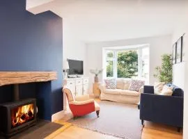 Refurbished Salcombe Townhouse Pet-Friendly with Garden, 2 Car Spaces, 3 Bedrooms, 2 Bathrooms, Countryside Views and close to North Sands Beach