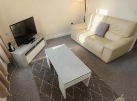Coventry Modern 4 Bedrooms 2 Bathrooms - Sleeps up to 7, Super Fast Wifi, Free Parking, Family Friendly, Long Term, hotel em Exhall