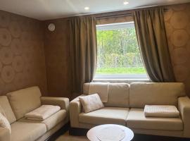 Sokkelleilighet i enebolig i &Aring;lesund n&aelig;r stranden, hotel vicino alla spiaggia ad &Aring;lesund