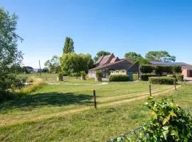 Landelijk vakantiehuis in Diksmuide met een tuin en vijver
