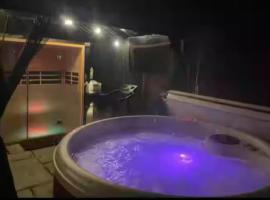 Pet Friendly Home in Chelmsford-Hot Tub-Sleeps 6, ξενοδοχείο σε Latchingdon and Snoreham