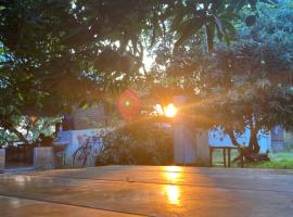 Uyir Together Cafe & Travellers Hostel, hotel em Auroville
