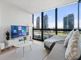 98N Abnb-Style Apt Yarra view with Pool and Free Parking plus 1 Min to Tram