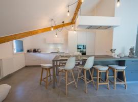 L'Elegance - Appartement de charme aux pieds de la montagne du Taillefer, hotel en Duingt