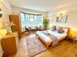 Spacious Three Bedroom in Bournemouth - 5 Mins Walk to Beach - Free Parking