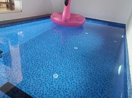 The Royal Ascot Holiday Home with private pool, hotel in Alibaug