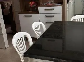 Casa mobiliada ideal para famílias com 2 quartos e ótima estrutura!