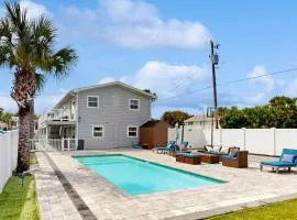 Sunny Upper Level 1 Block from 2 Beaches w/Private Pool, High-Speed Wi-Fi
