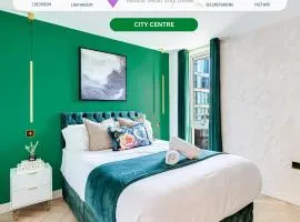 Vibrant Hub Apartment in City Centre with Free Parking, Balcony, Fast WiFi and 55'' Smart TV by Yoko Property
