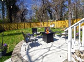 Charming 3bdrm 2ba mins to Downtown，位于格林斯伯勒的酒店