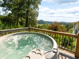 Hilltop Farmhouse - Hot Tub Views & Fire Pit