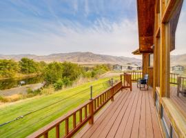 Stunning A-Frame Home with Views, 10 Mi to Okanogan!, hotel a Okanogan