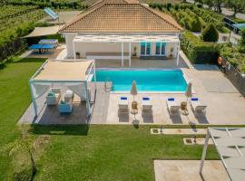 Madini Luxury Villa with free Pool Heating, готель у місті Vanáton