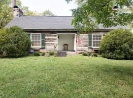 Elegant Downtown Franklin Cabin Close to Nashville, Hotel in Franklin