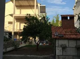 Apartments and rooms Velada
