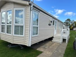 marine getaways caravan hire winchester, Hotel in Rhyl