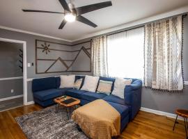 Cozy 3bdrm2ba with GAME ROOM, hotel v destinaci Greensboro