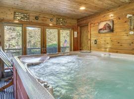 Riverfront Home with Hot Tub Near Killington Resort, hotel i Bridgewater