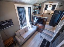 Tiny House Pirate Ship - Sleeps 2 near Siesta Key beach, căn nhà nhỏ ở Siesta Key