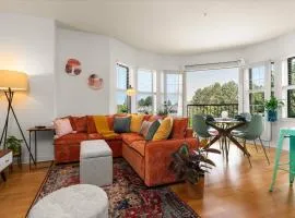 Free Parking - Chic 2BR - King Beds - 95 Walk Score - Huge Patio!