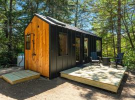 Luna Nook-Cabin with tub Queen Bed & pullout sofa, Hotel in Sullivan