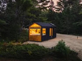 Aurora Nook-Cabin with Shower & Queen Bed