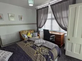 Close to City Center Bungalow walking distance to The Highcross, Abbey Park & Leicester City Long & Short Stays entire apartment with off road parking LE4