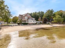 Lakeside Cottage w Pool Beach Tennis Walk to Concerts