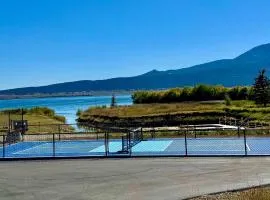 Henrys Lake Walkout Cabin