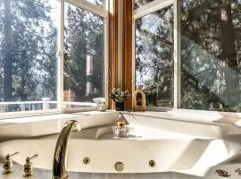 Breathtaking Lake Fernan Views & Cozy Comforts