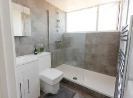 Guildford Town Centre Apartment 55 Tv Netflix