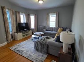 The Maverick Upstairs - NEW! - Lux Apartment - 2 Miles From Airport & Downtown Boston