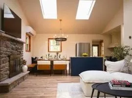 Poconos Cozy Cabin EV Charger Indoor Pool
