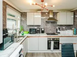 Purley Cottage - 3 Bed House with FREE Parking