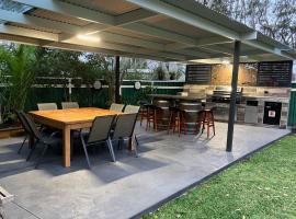 Dolphin Cove - Pet Friendly with Fireplace，位于Callala Bay的酒店