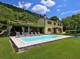 Family friendly house with a swimming pool Dolenja Vas, Central Istria - Sredisnja Istra - 24521, hotel en Dolenja Vas